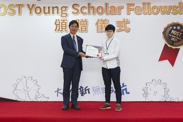 科技部陳良基部長(圖左)頒贈曾意儒助理教授(圖右)年輕學者榮銜。(科技部提供)