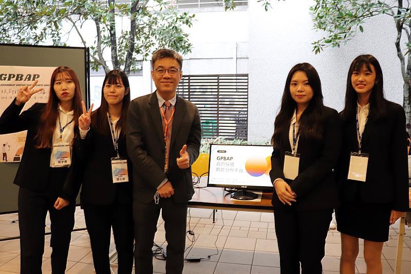 廖耕億主任(圖中)指導學生開發「GPBAP-政府採購數據分析平台」,並獲得全國競賽獎項肯定。